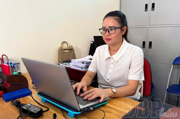 Sau thời gian không ngừng phấn đấu, đảng viên Lò Thị Oánh hiện là công chức Văn phòng HĐND - UBND xã Pu Nhi.