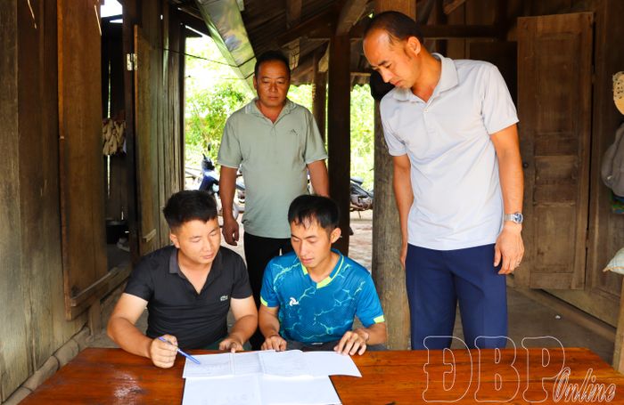 Đảng viên Chi bộ bản Nậm Là hướng dẫn quần chúng ưu tú làm hồ sơ kết nạp Đảng. 
