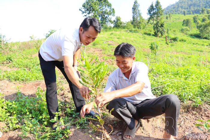 Đảng viên Chi bộ bản Huổi Thanh 1, xã Nậm Kè tích cực phát triển kinh tế, gắn bó xây dựng quê hương.