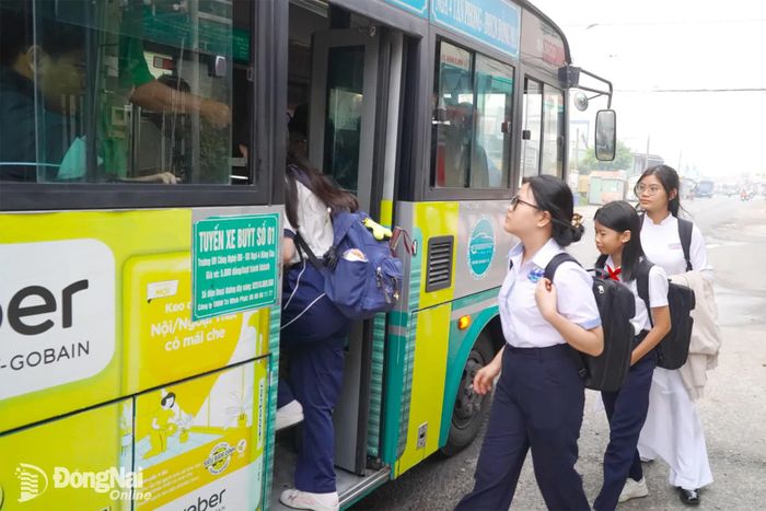 Nhiều học sinh ở Đồng Nai chọn xe buýt là phương tiện đi học mỗi ngày.