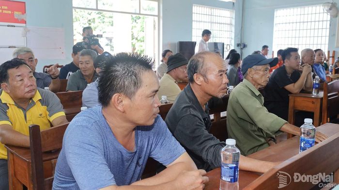 Đông đảo các hộ dân vùng hạ du tham gia buổi tuyên truyền. (Nguyễn Tấn)