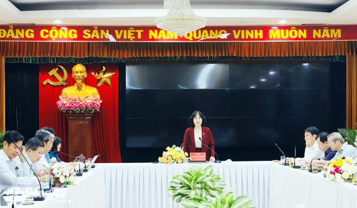 Thành ủy viên, Phó Chủ tịch UBND thành phố Nguyễn Thị Cát Tiên chủ trì buổi làm việc. Ảnh: B.Nguyên