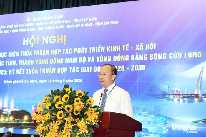 Thành ủy viên, Giám đốc Sở Xây dựng thành phố Đồng Nai Nguyễn Anh Tuấn trình bày tham luận của địa phương tại hội nghị. Ảnh: Vương Thế