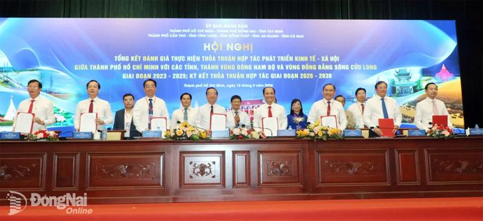 Lãnh đạo các địa phương ký kết hợp tác giai đoạn 2026-2030. Ảnh: Vương Thế 