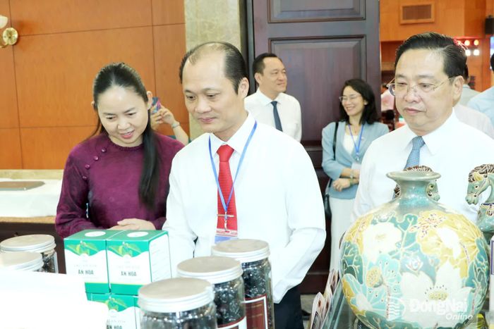 Ủy viên Ban Thường vụ Thành ủy, Phó Chủ tịch UBND thành phố Nguyễn Tuấn Anh thăm gian hàng của Đồng Nai trưng bày bên lề sự kiện. Ảnh: Vương Thế