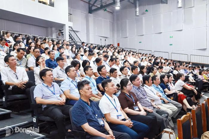 Tập thể cán bộ, viên chức, người lao động Báo và Phát thanh, Truyền hình Đồng Nai dự buổi làm việc. Ảnh: Công Nghĩa