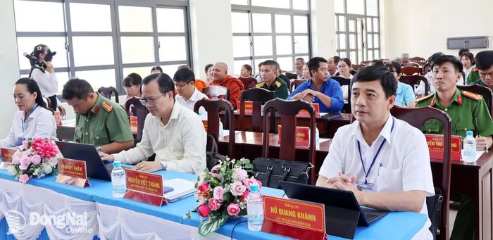 Lãnh đạo xã Lộc Thành, Ban Chỉ huy Bộ đội Biên phòng thành phố và các thành viên Ban Chỉ đạo công tác biên giới dự hội nghị. Ảnh: Nguyệt Hà