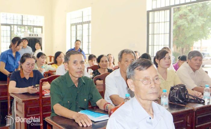 Cán bộ, đảng viên, đoàn viên, hội viên và người dân xã Minh Đức tham gia hội nghị. Ảnh: Văn Truyên