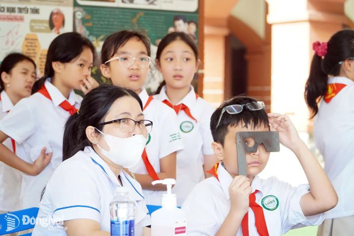 Trường TH-THCS-THPT Song ngữ Lạc Hồng (phường Trấn Biên) phối hợp tổ chức khám sức khỏe đầu năm học cho học sinh. Ảnh: CTV