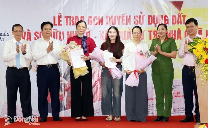 Đại diện chủ đầu tư và các đơn vị liên quan trao sổ hồng cho các cư dân. Ảnh: Hoàng Lộc