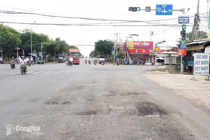 Vị trí gần ngã tư OSAKA giao nhau giữa đường Nguyễn Huệ và quốc lộ 14 dày đặc ổ gà, cần sớm được sửa chữa. Ảnh: Quang Minh