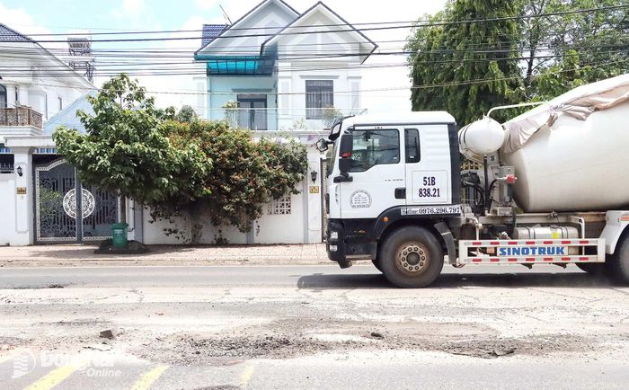 Một số người dân sống ven đường tự sửa chữa, dặm vá ổ gà, song chất lượng không đảm bảo, nên nhanh chóng tái hư hỏng. Ảnh: Quang Minh