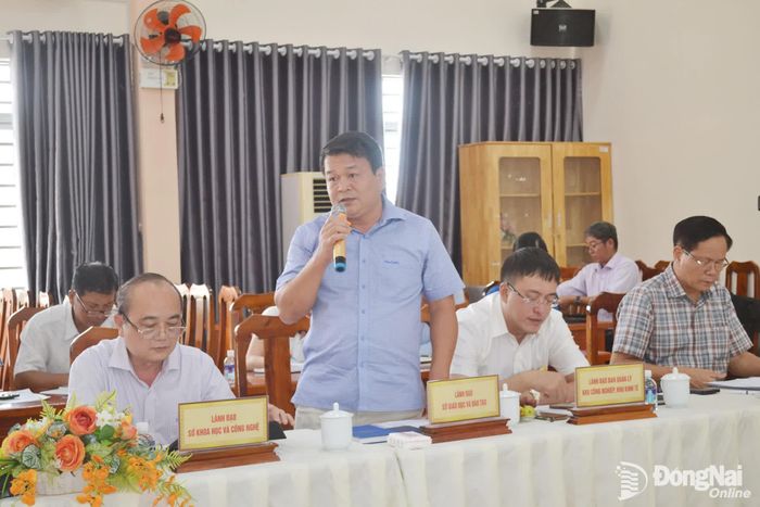 Phó Giám đốc Sở Giáo dục và Đào tạo Phạm Hồng Thắng phát biểu tại hội nghị. Ảnh: Phương Hằng