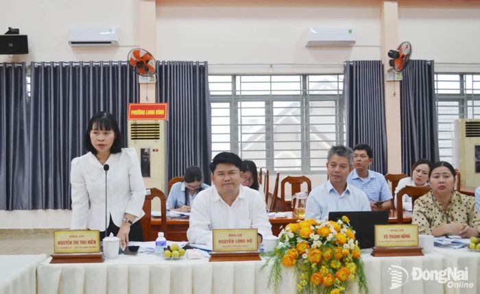 Bí thư Đảng ủy, Chủ tịch HĐND phường Long Bình Nguyễn Thị Thu Hiền phát biểu tại hội nghị. Ảnh: Phương Hằng