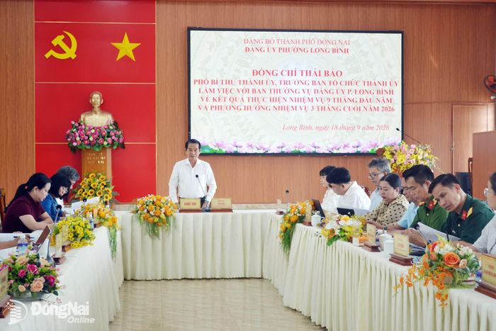 Phó Bí thư Thành ủy, Trưởng ban Tổ chức Thành ủy Thái Bảo chủ trì hội nghị. Ảnh: Phương Hằng