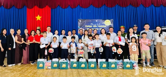 Ban tổ chức, các đơn vị tài trợ và mạnh thường quân chụp hình lưu niệm cùng các em học sinh tại chương trình. Ảnh: Minh Huệ