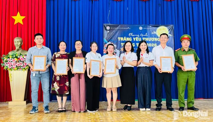 Ban tổ chức trao thư tri ân các đơn vị tài trợ, doanh nghiệp và mạnh thường quân đồng hành cùng chương trình. Ảnh: Minh Huệ