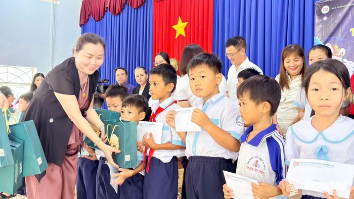 Đại diện Công ty TNHH Yến sào Lamnest trao tặng bánh trung thu cho các em học sinh Trường tiểu học và THCS Nam Cát Tiên. Ảnh: Minh Huệ