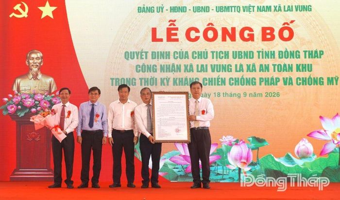 Đồng chí Nguyễn Văn Mười, Phó Bí thư Tỉnh ủy, Trưởng Ban Tổ chức Tỉnh ủy Đồng Tháp và đồng chí Nguyễn Phước Thiện, Tỉnh ủy viên, Phó Chủ tịch UBND tỉnh Đồng Tháp trao Quyết định công nhận xã An toàn khu cho xã Lai Vung.