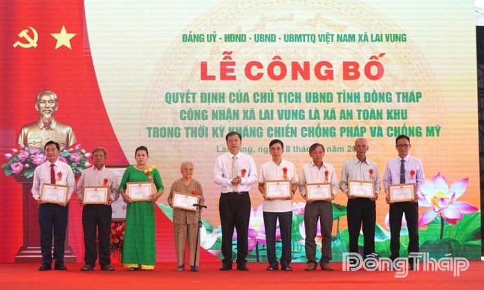 Lãnh đạo UBND xã Lai Vung tặng Giấy khen các cá nhân có nhiều đóng góp trong công tác xây dựng xã An toàn khu.