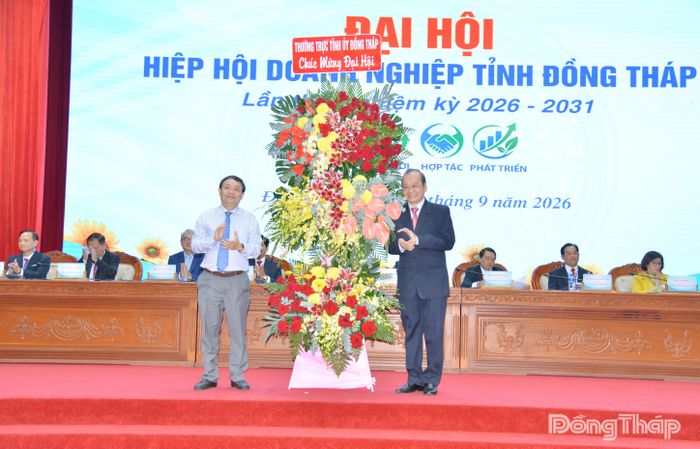 Đồng chí Phan Văn Thắng tặng hoa chúc mừng Đại hội.