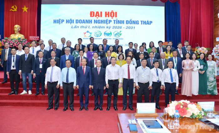 Lãnh đạo tỉnh, các sở, ngành cùng Ban Chấp hành Hiệp hội DN tỉnh Đồng Tháp nhiệm kỳ 2026 - 2031 chụp ảnh lưu niệm.