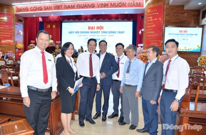 Đồng chí Nguyễn Thành Diệu trao đổi với các DN tại Đại hội.