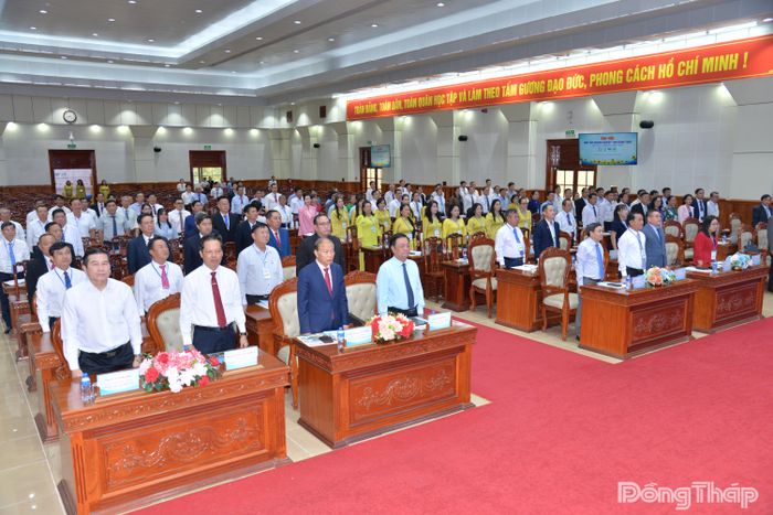 Các đại biểu thực hiện nghi thức chào cờ.