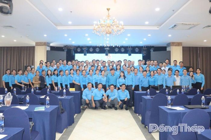 Đồng chí Nguyễn Xuân Hùng - Phó Chủ tịch Tổng Liên đoàn Lao động Việt Nam cùng các đại biểu chụp ảnh lưu niệm tại lớp tập huấn.