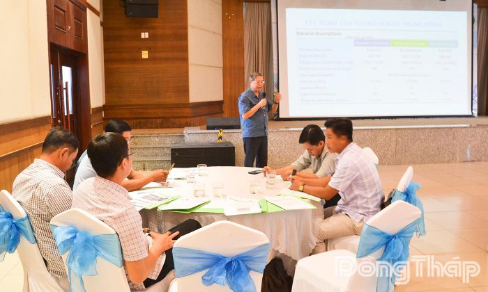 Đồng chí Nguyễn Văn Bộ, nguyên Viện trưởng, Viện Khoa học Nông nghiệp Việt Nam, Cố vấn cao cấp, Viện Nghiên cứu Lúa gạo Quốc tế hướng dẫn quy trình quản lý dinh dưỡng chính xác trong canh tác lúa.
