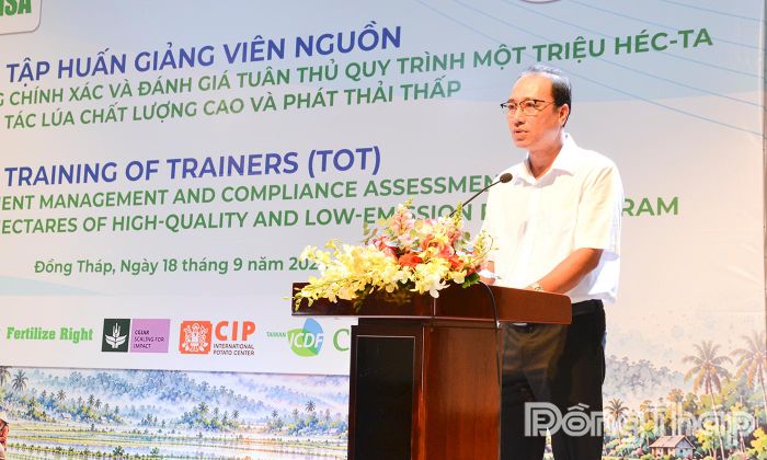 Đồng chí Trần Thanh Tâm, Chi cục Trưởng Chi cục Trồng trọt và Bảo vệ thực vật - Sở Nông nghiệp và Môi trường tỉnh Đồng Tháp phát biểu khai mạc chương trình.