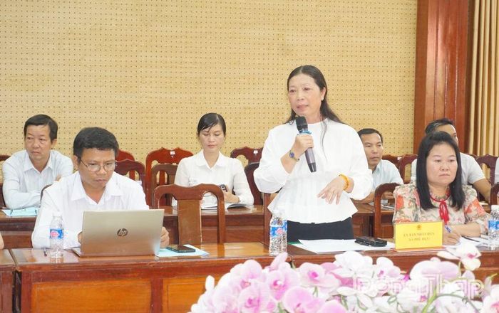 Lãnh đạo UBND xã Phú Hựu trình bày ý kiến, kiến nghị tại buổi khảo sát.