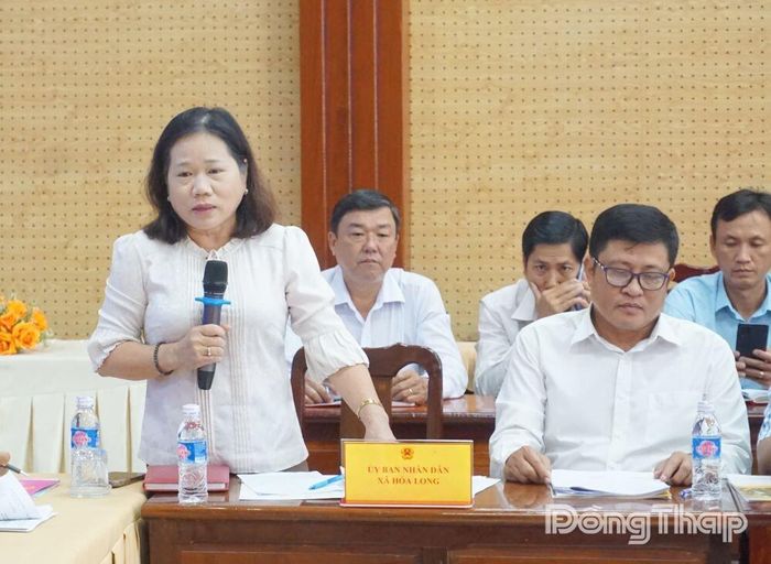 Đại diện UBND xã Hòa Long báo cáo công tác giải quyết thủ tục hành chính tại buổi làm việc.