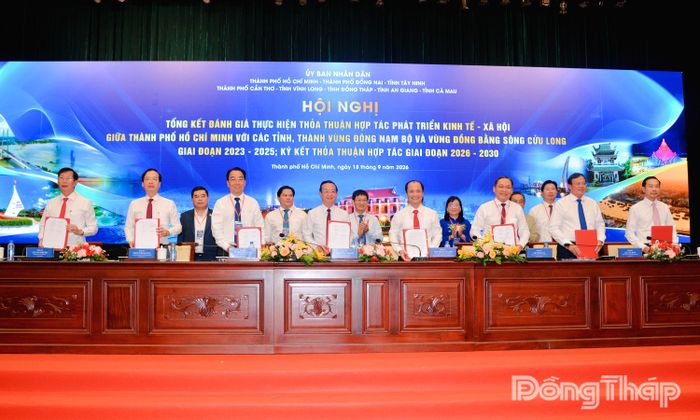 Lãnh đạo UBND TP. Hồ Chí Minh và các tỉnh Đông Nam Bộ, Đồng bằng sông Cửu Long ký kết thỏa thuận hợp tác.