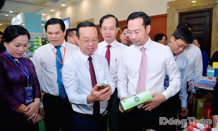 Lãnh đạo các địa phương tham quan gian hàng trưng bày sản phẩm đặc trưng của tỉnh Đồng Tháp.