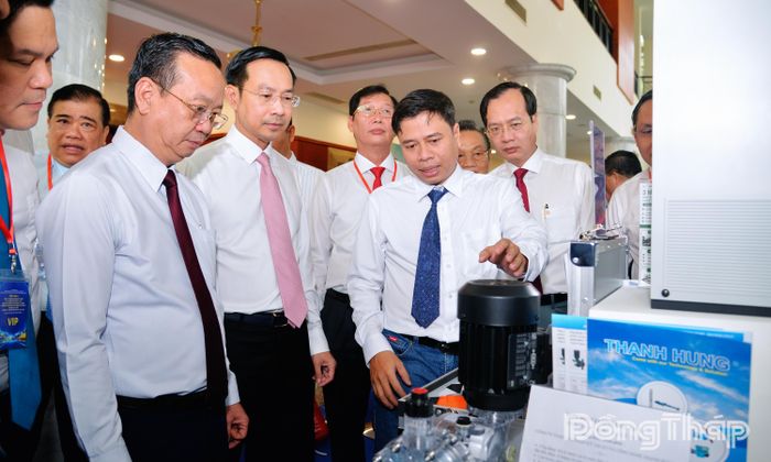 Lãnh đạo các địa phương tham quan gian hàng trưng bày sản phẩm đặc trưng của TP. Hồ Chí Minh.