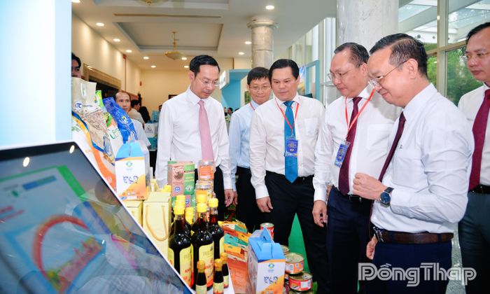 Lãnh đạo các địa phương tham quan gian hàng trưng bày sản phẩm đặc trưng của tỉnh An Giang.