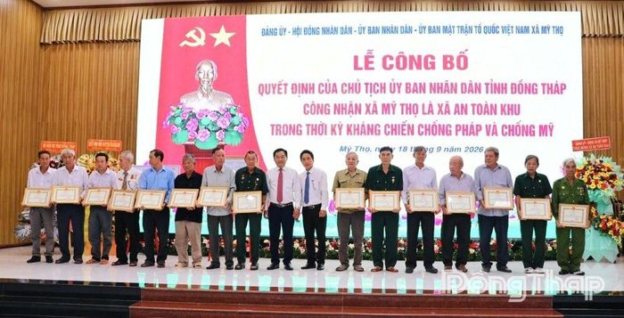 Các cá nhân có thành tích xuất sắc trong quá trình xây dựng, hoàn thiện hồ sơ khoa học Mỹ Thọ là xã An toàn khu nhận Giấy khen của Chủ tịch UBND xã.