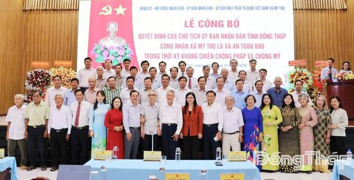 Đại biểu chụp ảnh lưu niệm tại Lễ công bố Mỹ Thọ là xã An toàn khu.