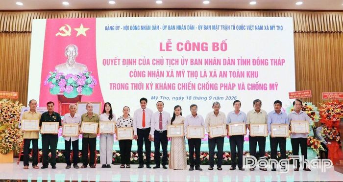 Lãnh đạo xã Mỹ Thọ trao Giấy khen cho các cá nhân có thành tích xuất sắc trong quá trình xây dựng, hoàn thiện hồ sơ khoa học xã An toàn khu.