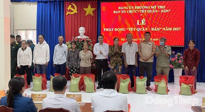 Ban Tổ chức Tết Quân – Dân phường Mỹ Tho trao tặng quà cho gia đình có quân nhân đang thực hiện nghĩa vụ có hoàn cảnh khó khăn.