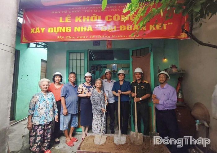 Ban Tổ chức Tết Quân - Dân phường Mỹ Tho khởi công xây dựng nhà Đại đoàn kết cho bà Võ Thị Ngọc (Khu phố 8, phường Mỹ Tho).