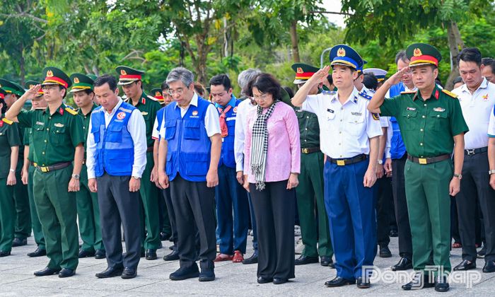 Đoàn công tác tổ chức dâng hoa, dâng hương tại Nghĩa trang Hàng Keo, Nghĩa trang Hàng Dương và Đền thờ Côn Đảo.