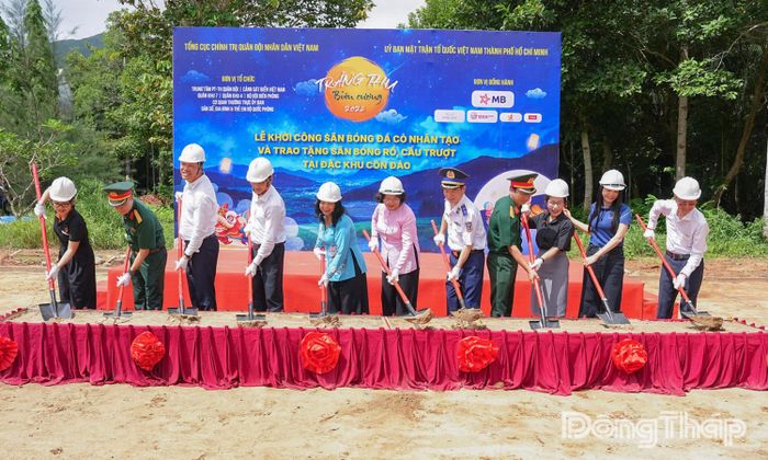 Khởi công sân bóng đá cỏ nhân tạo - công trình mang nghĩa tình đất liền hướng về Côn Đảo.