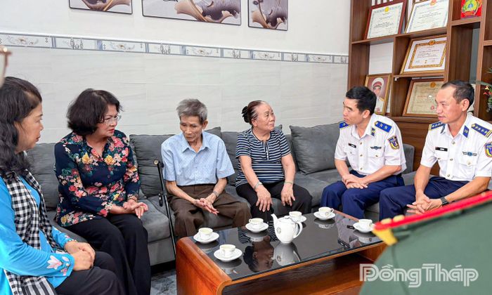 Các đại biểu đến thăm, động viên và tặng quà cho cựu tù Côn Đảo.