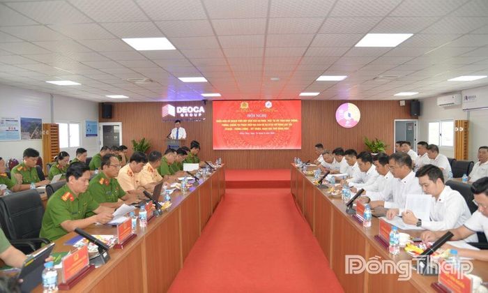 Lãnh đạo các phòng nghiệp vụ, Công an các xã và lãnh đạo công ty tham dự hội nghị.