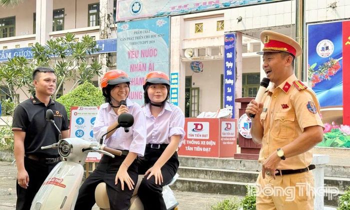 Các em học sinh xử lý tình huống cùng lực lượng Cảnh sát giao thông.