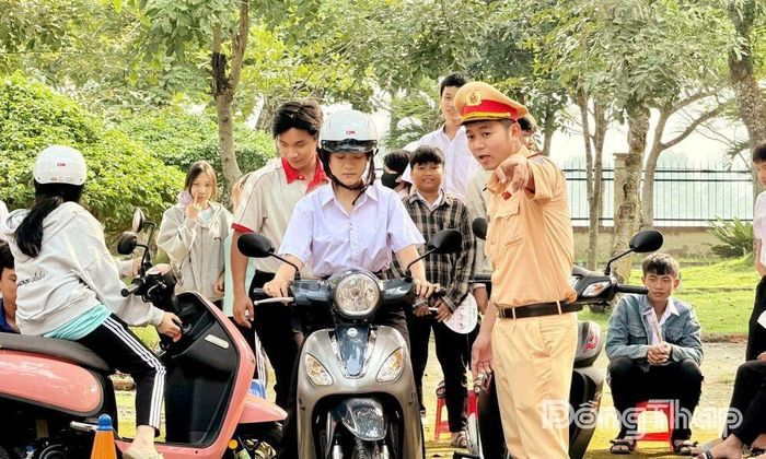 Các kỹ năng xử lý tình huống được lực lượng Cảnh sát giao thông hướng dẫn tận tình.
