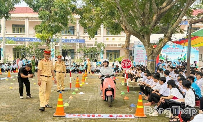 Hướng dẫn các em học sinh lái xe an toàn.
