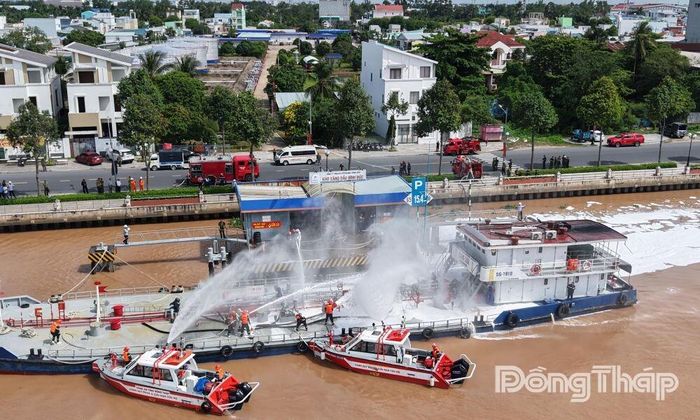 Diễn tập diễn biến chữa cháy trên sông.